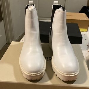 Kenneth Cole White boots 7.5